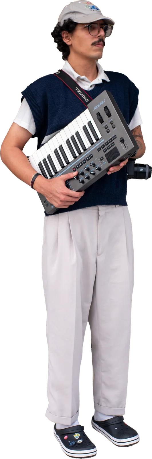 Iago Azevedo holding a keytar